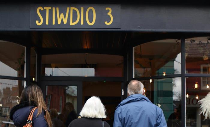 Outside Stiwdio 3